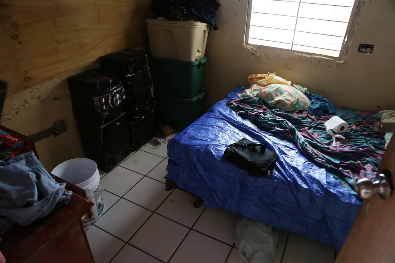 El cuarto donde duermen Nancy y Domingo en su hogar en Loíza.