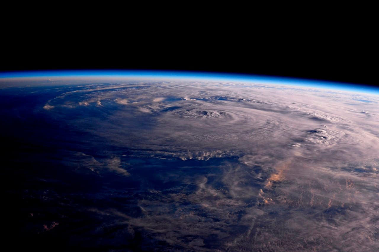 <b>El ojo en el horizonte.</b> El destructivo huracán Harvey sobre Texas se ve como un pequeño punto al centro de las nubes, desde la estación espacial internacional.
<br>