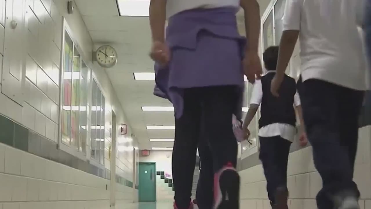 Miembro del personal de Manor High School da positivo a coronavirus 