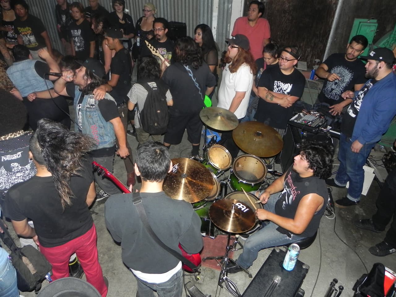 Conciertos en patios, lotes baldíos y negocios mantienen vivo el género del punk en Los Ángeles.