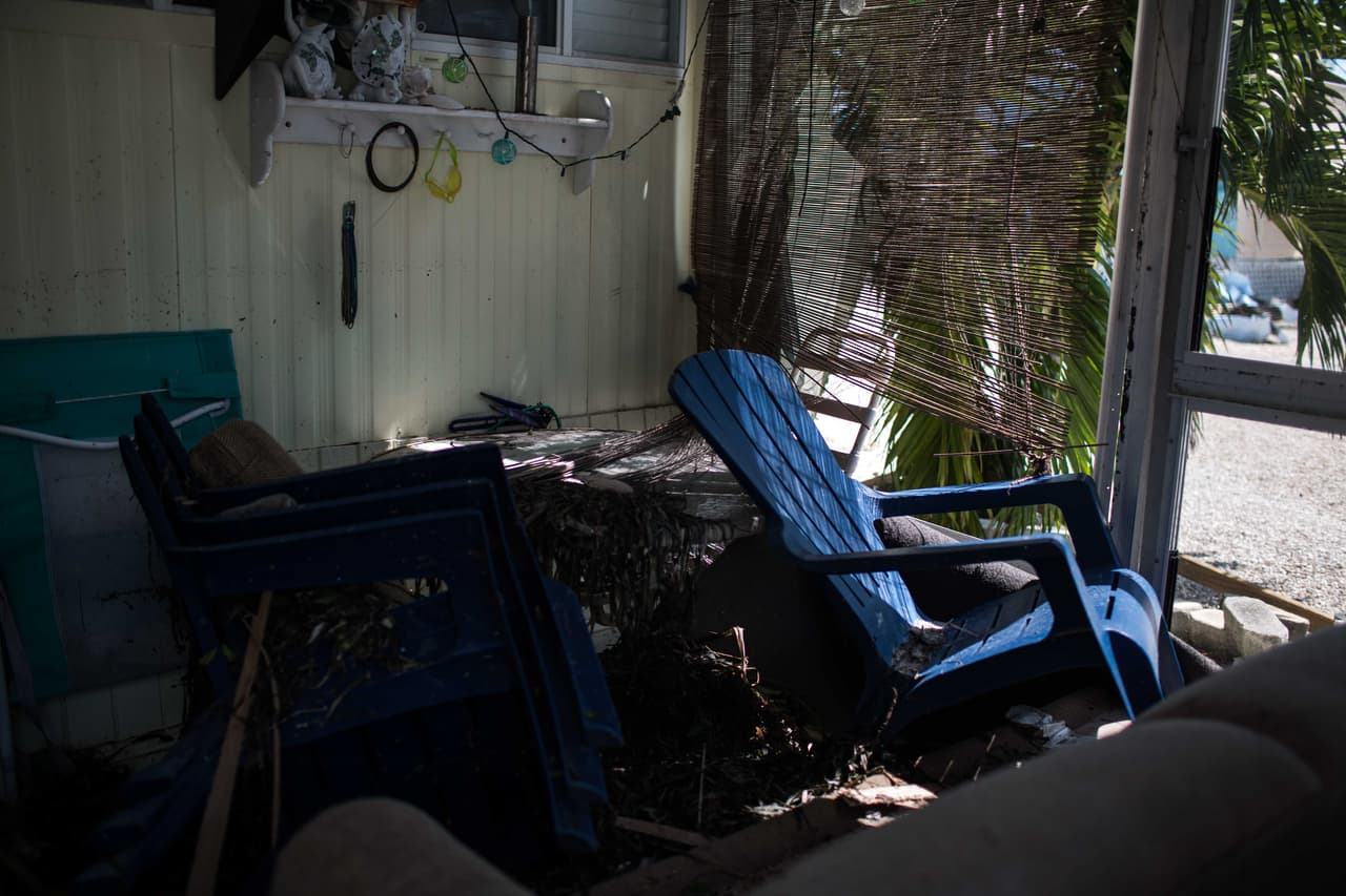 Una silla de playa y un sillón dentro de un tráiler. Almudena Toral/Univision Digital