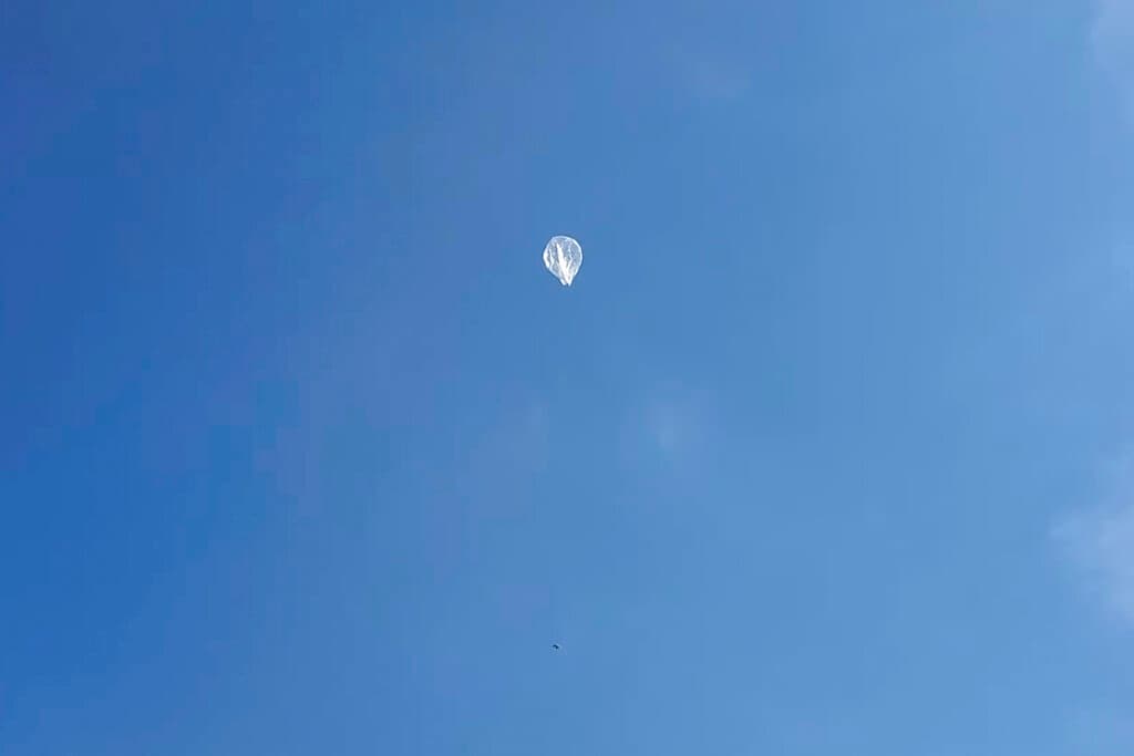 ¿Usó EEUU un misil de $400,000 para derribar un globo de $12?