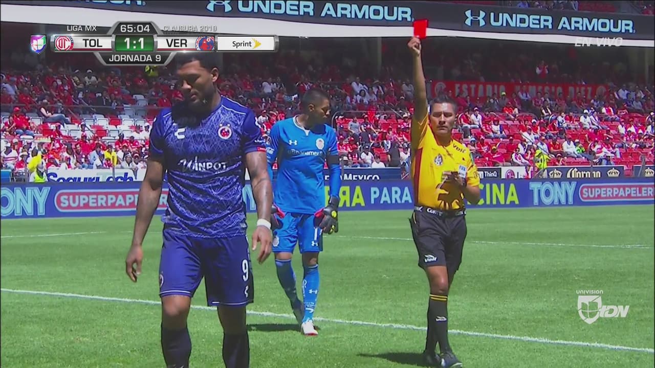 Dos amarillas en dos minutos y Kazim dejó a Tiburones Rojos con 10