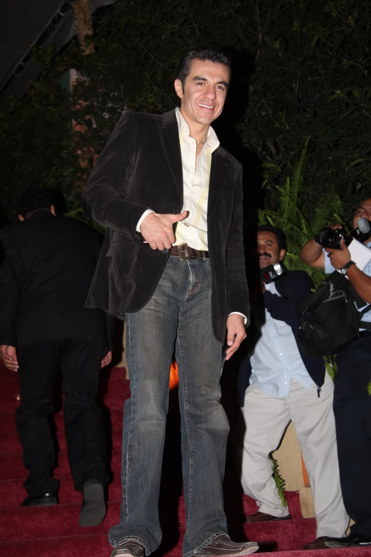 La actriz fue fotografiada cuando besaba y abrazaba a 
<b>Adrián Uribe</b>.