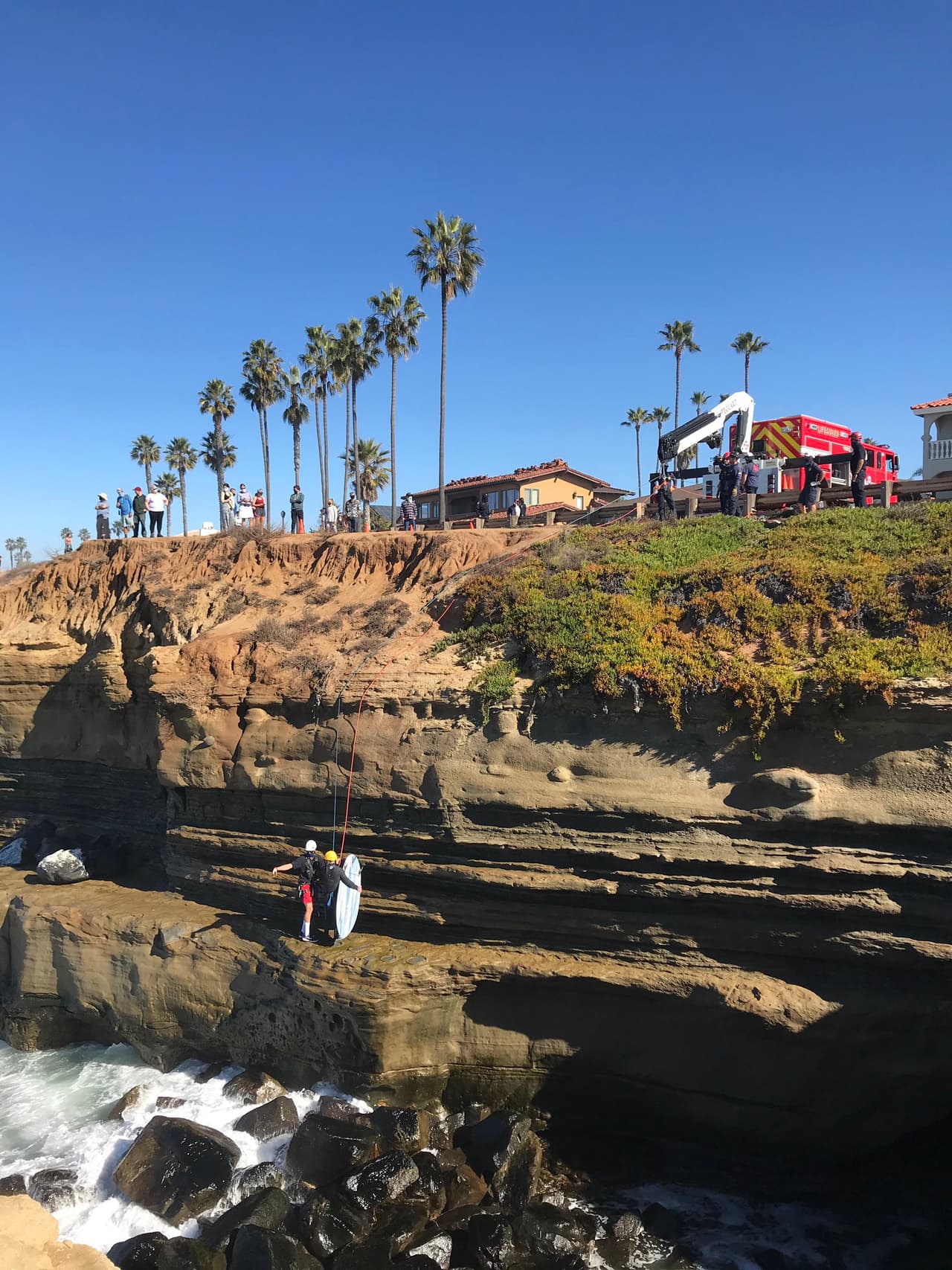 Al menos una persona quedó atrapada un acantilado en Pappy's Point.