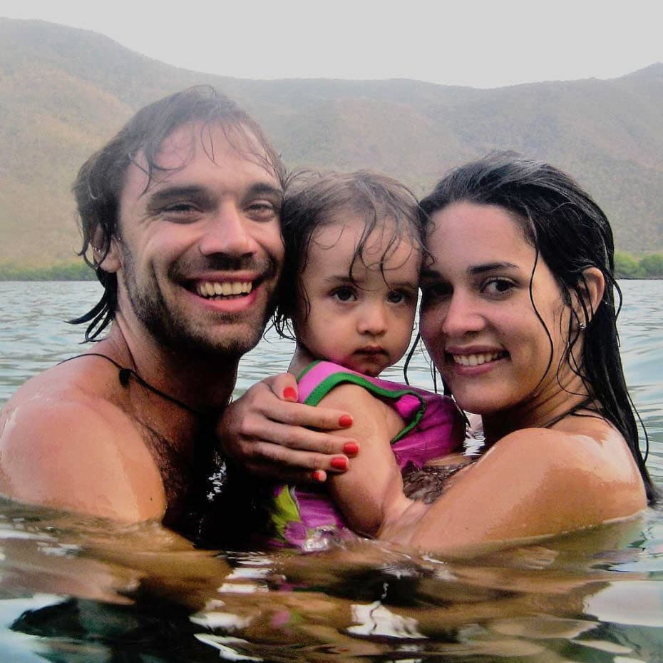 Con esta tierna fotografía al lado de sus papás celebró la fecha en Instagram: "Hoy, 10 de Octubre, estarían celebrando el 9no. cumpleaños de #MayaBerrySpear, #ProhibidoOlvidar, #MonicaSpear, #10Oct".