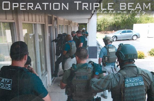 Alguaciles federales allanan un establecimiento en la ciudad de Oklahoma, donde buscaban a sospechosos de haber cometido delitos serios, como parte de la Operación Triple Beam, que concluy´o con el arresto de 262 individuos.