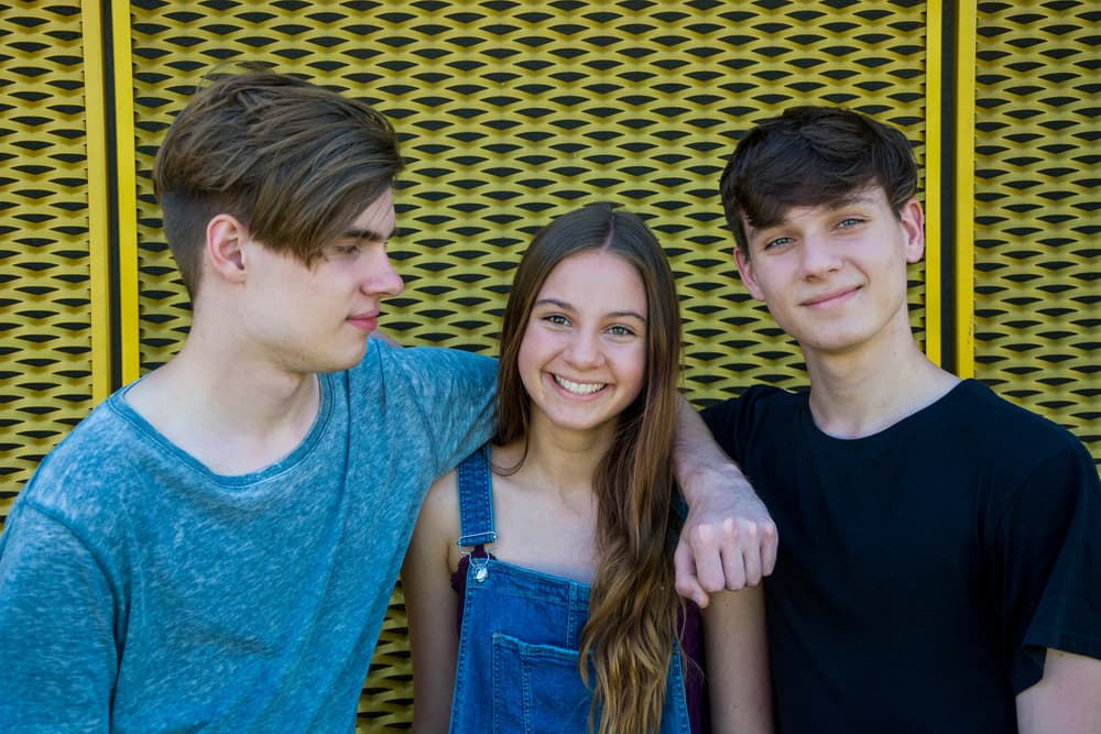 Inclusive, si sus hermanos están lejos o distanciados, Cáncer sufre terriblemente, porque los extraña y comienza a ponerse nostálgico sobre tiempos mejores, como cuando eran pequeños o todas las cosas que podría seguir haciendo con ellos si estuviesen a su lado.