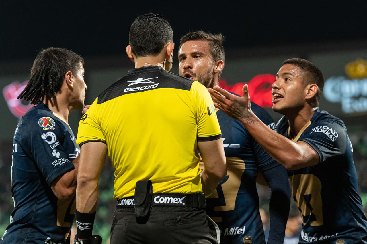 Árbitro se equivoca y expulsa a jugador inocente de Pumas en Copa MX