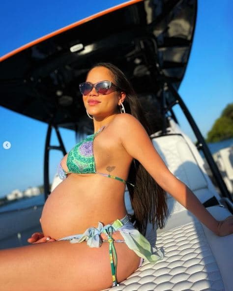 <b>Natti Natasha</b>
<br>La artista del género urbano también se dejó ver en bikini durante la etapa más avanzada de su embarazo. Esta foto fue tomada a un mes de dar a luz a su nena, Vida Isabelle, en Miami el 22 de mayo de 2021.