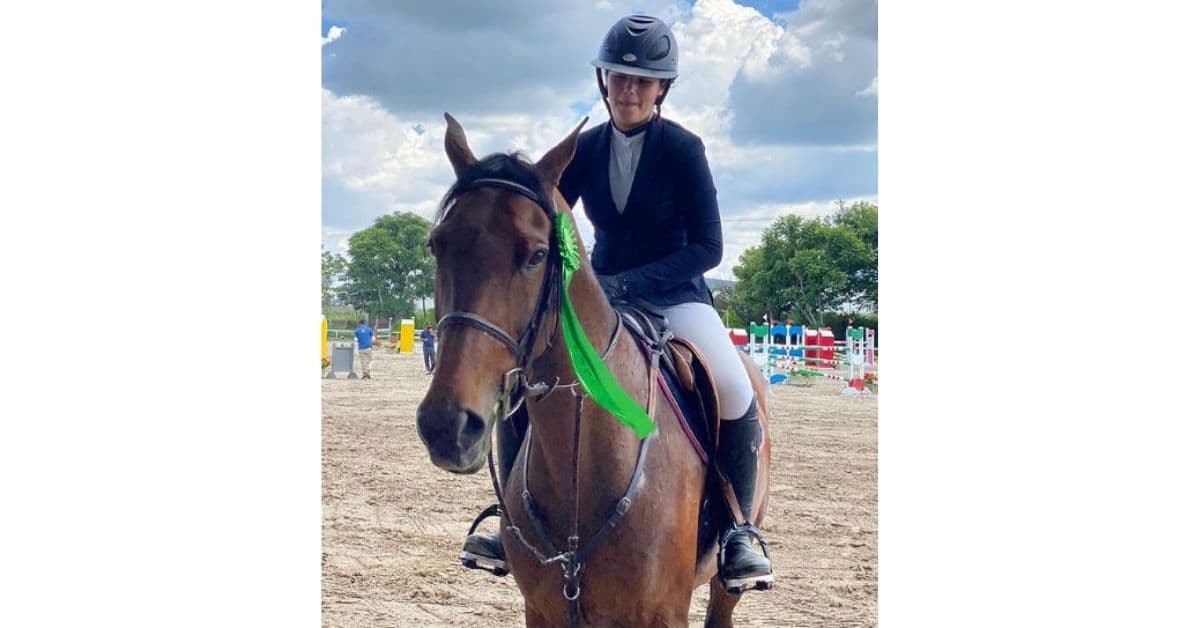 Emily con su caballo en concurso