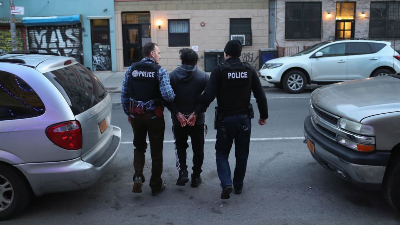 <b>En video 📹 </b>Expertos advierten una tendencia en las detenciones de ICE: 
<b>los hombres, incluso sin orden de arresto, se han convertido en los principales objetivos de la agencia. </b>
<br>Una abogada de inmigración explica las causas y el impacto que esto tiene en los hogares hispanos de Estados Unidos.