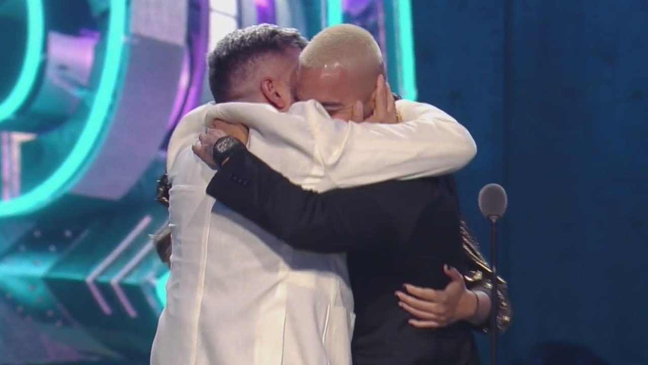Con un emotivo abrazo en familia Maluma celebra su premio como 'Agente de cambio'