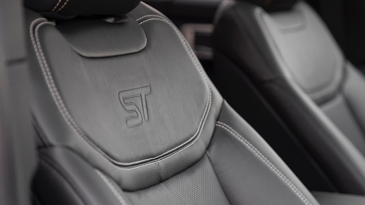 <h3 class="cms-h3-H3">Ford Explorer ST 2020</h3>
<br>La Ford Explorer ST cuenta con butacas deportivas en cuero negro, logos ST grabados y costuras en color plata contrastantes.