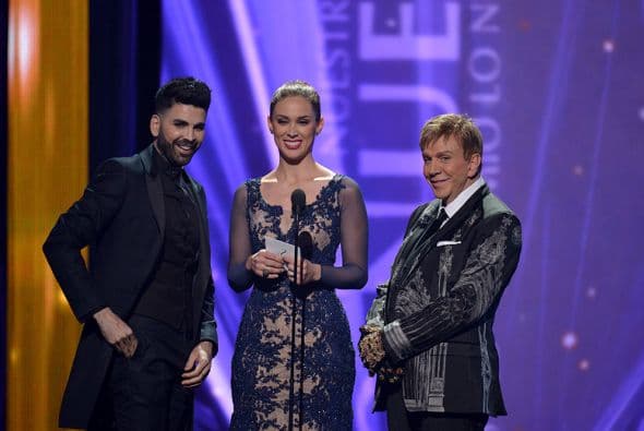 Los jueces de Nuestra Belleza Latina, Jomari, Jacky y Osmel, anunciaron al ganador de Artista Premio Lo Nuestro del Año.