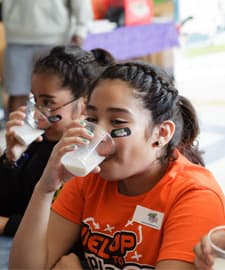 Sam Acho, en nombre de los Bears, donó $10,000 dólares East Aurora School District 13