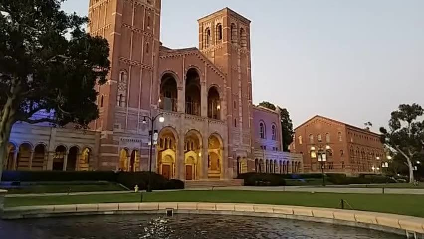 <b>Universidad de California -Los Ángles, </b>ubicada en el barrio Westwood de LA.
<br>
<b>Ranking Nacional: <a href="https://www.usnews.com/best-colleges/ca?schoolType=national-universities" target="_blank">Nº20 en el ranking Nacional</a></b>
<br>
<b>Matrícula 21-22 y costos asociados: </b>$43,000 -$14,000,
<b> </b>dependiendo si eres residente del estado
<br>
<b>Salario promedio al egresar: </b>$58,500