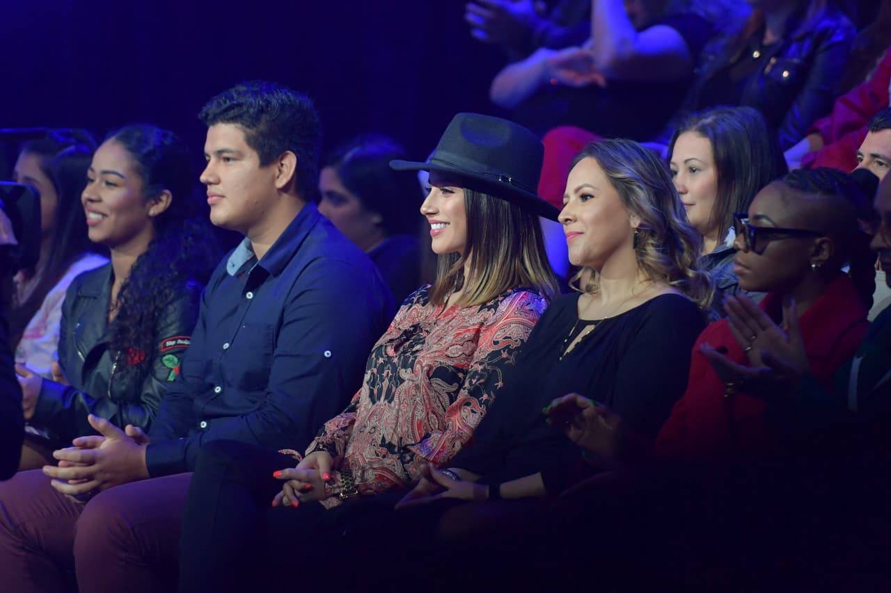 Javier Poza fue el encargado de llamarla al escenario.