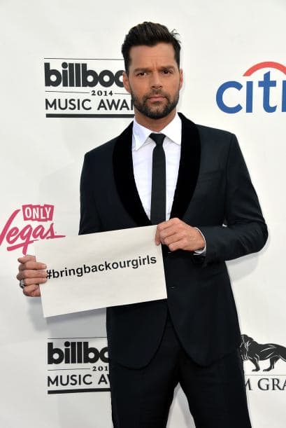 Y es que el boricua sostenía un letrero de "Bring Back Our Girls", para recuperar a las chicas secuestradas en Nigeria. Mira aquí lo último en chismes.