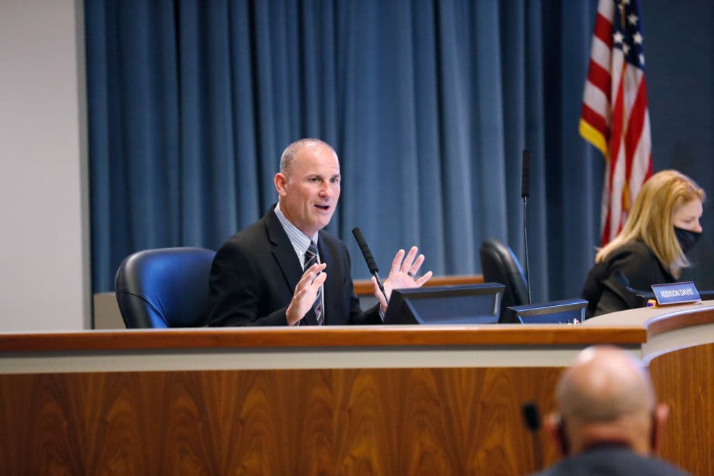 La protesta ocurría a la vez que el superintendente del condado de Hillsborough de Tampa, Addison Davis, explicaba los planes de reapertura en un taller en la oficina del distrito escolar local.
