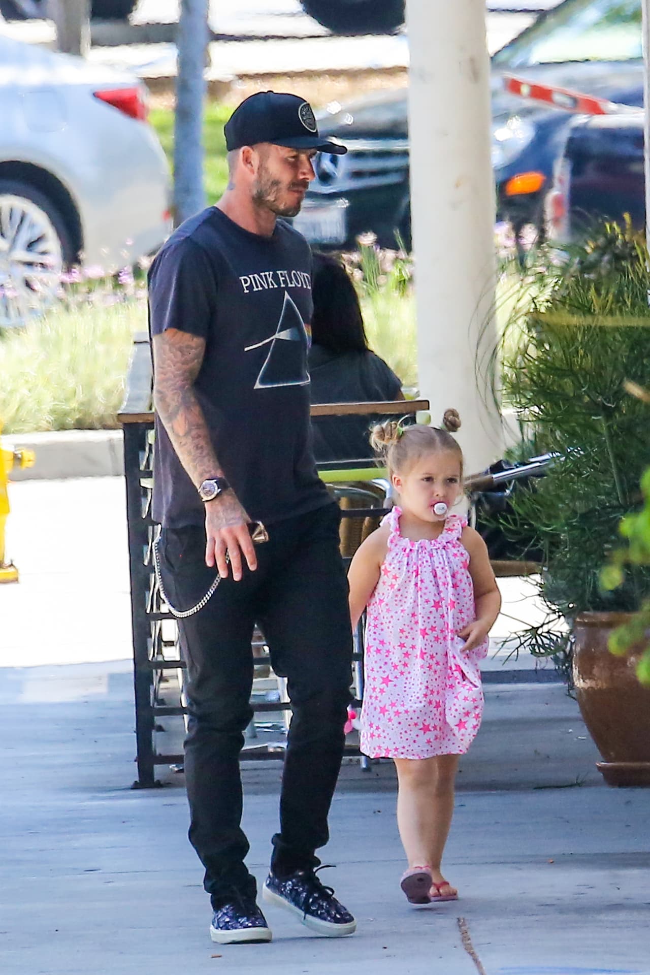 David se defiende de quienes lo llaman mal padre por dejar que Harper aún use chupón.