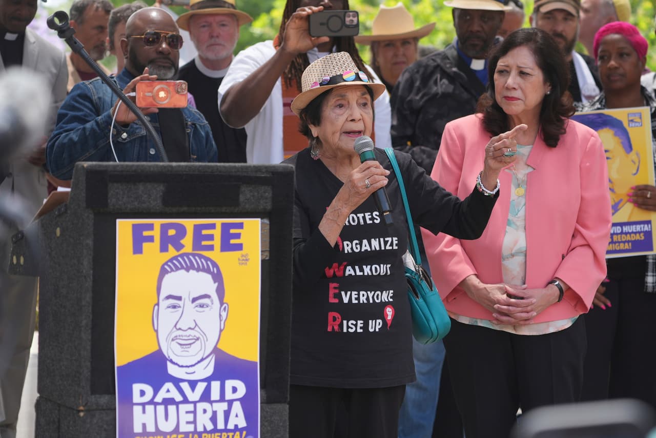 &lt;h2 class=&quot;cms-H2-H2&quot;&gt;5&lt;b&gt;. “Personas grandes, héroes, luchadores, como la madre Teresa, Dolores Huerta… ellos lucharon con el corazón, pero también con disciplina&quot;.&lt;/b&gt;&lt;/h2&gt;
&lt;br&gt;
&lt;br&gt;Durante su llamado a actuar de forma pacífica, tras ser liberado bajo fianza, llamó a la comunidad a inspirarse en figuras como Marin Luther King, Gandhi y César Chávez.
&lt;br&gt;
&lt;br&gt;En esta foto, aparece 
&lt;b&gt;Dolores Huerta pidiendo su liberación. &lt;/b&gt;