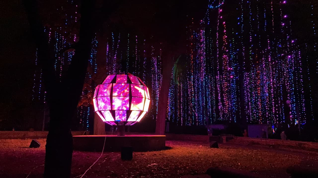 También está la zona Arctic Passage, patrocinada por 6abc, socio editorial de Univision 65. La sección tiene un globo terráqueo 3-D e incorporará música. La cadena de luces en esa zona imita coloridos cristales de hielo y seguramente será un gran telón de fondo para esas publicaciones en las redes sociales.
<br>
<br>