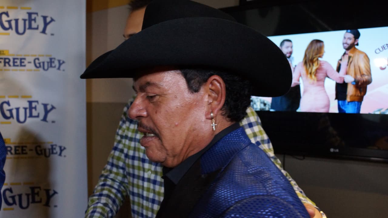 Los tres locutores se la pasaron 🎶 "fine, fine, fine, very good, very good, very good, very, very, very, very good" 🎶 con Los Rieleros de Norte.