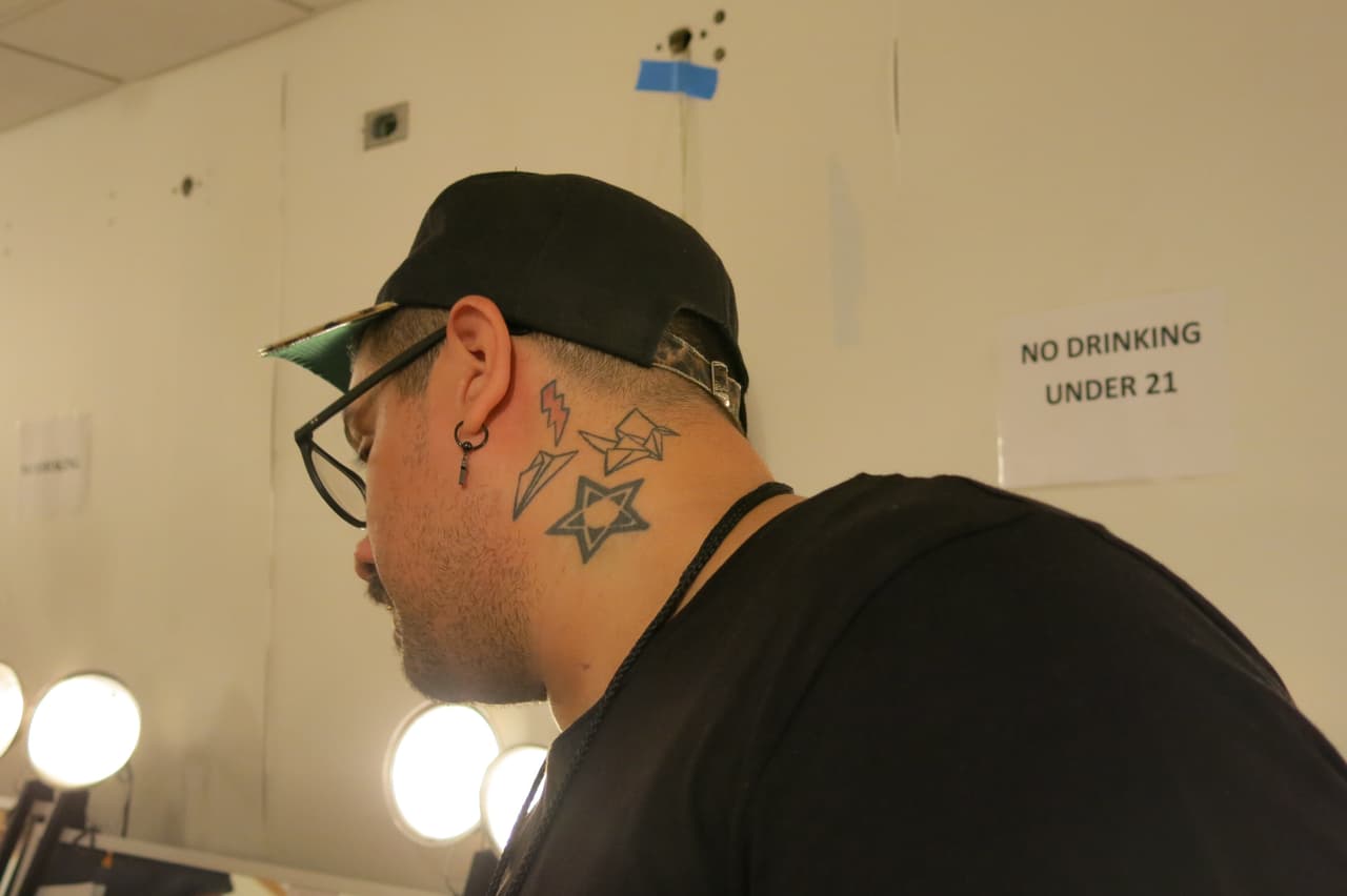 Estrellas, rayos y dos figuras inspiradas en el origami decoran el cuello de Alex Cruz.