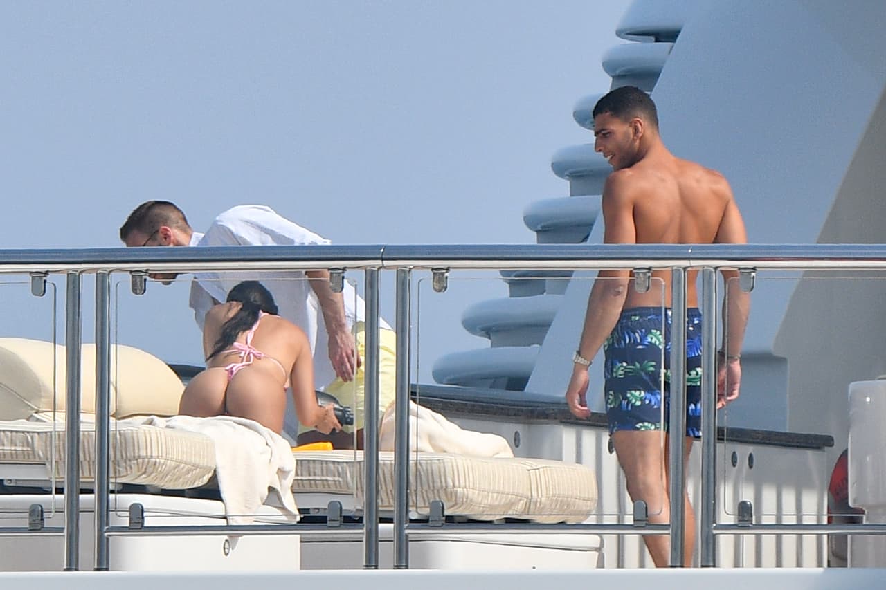 Toda la semana, las hermanas Kendall Jenner y Kourtney Kardashian han sido vistas disfrutando del sol en un yate en la localidad francesa de Antibes. Kourtney ha estado con su novio, Younnes, mientras Kendall Jenner ha optado por broncearse y pasear sobre un paddleboard y un jet-ski.