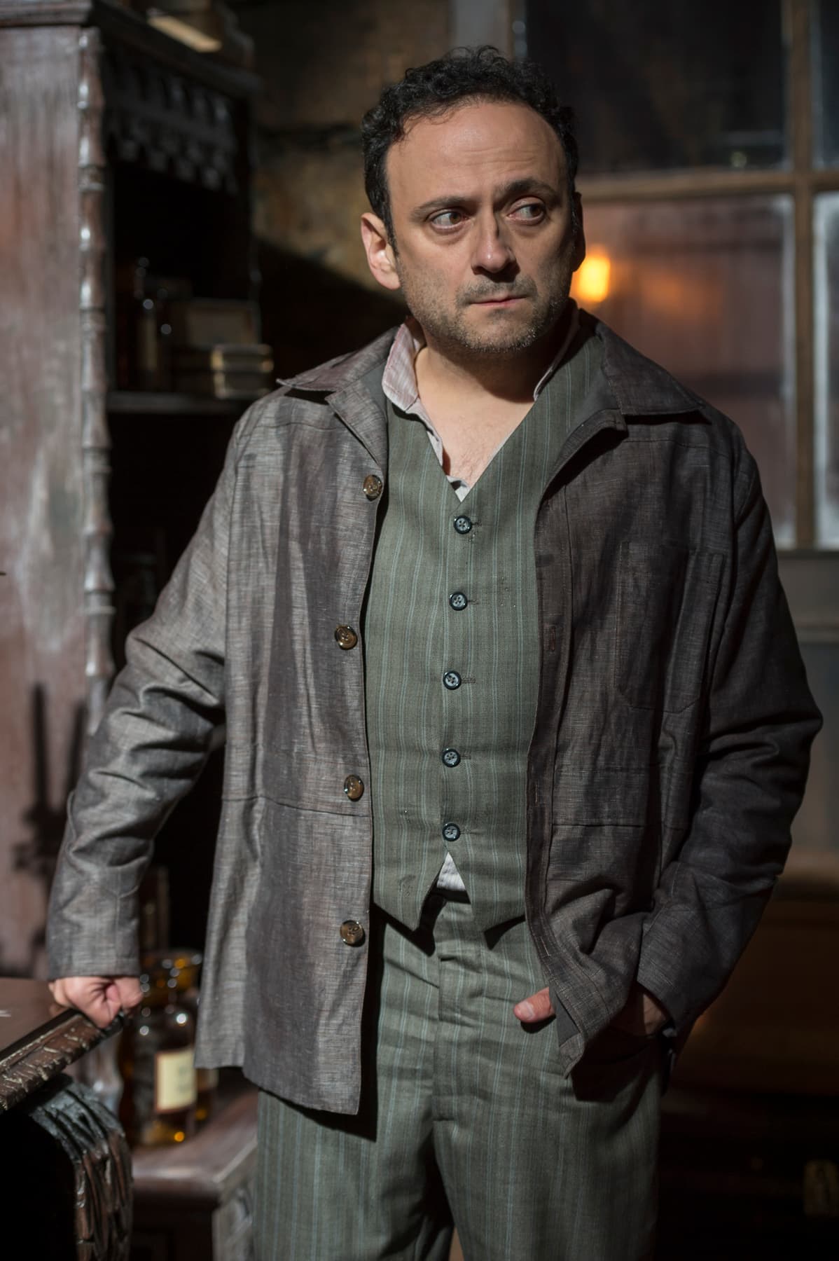 Dagoberto es el jefe de la policía del pueblo, es un hombre distraído que desconoce los métodos de Ayala.