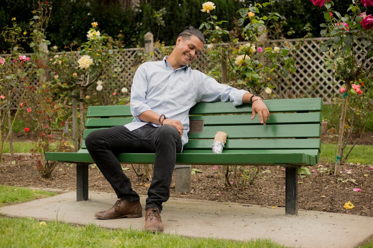 Se trata de David Sikorski quien es escritor y decidió tomar esa decisión difícil para cualquier hombre; comprometerse. Sin embargo, su prometida tiene características muy especiales pues se trata de un burrito.