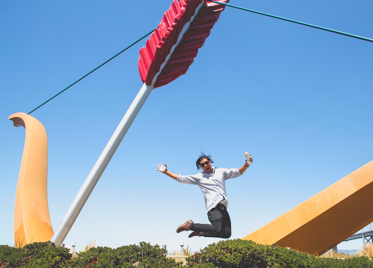 En un compromiso es básico tener diversión. Es así como sonríe este dúo.