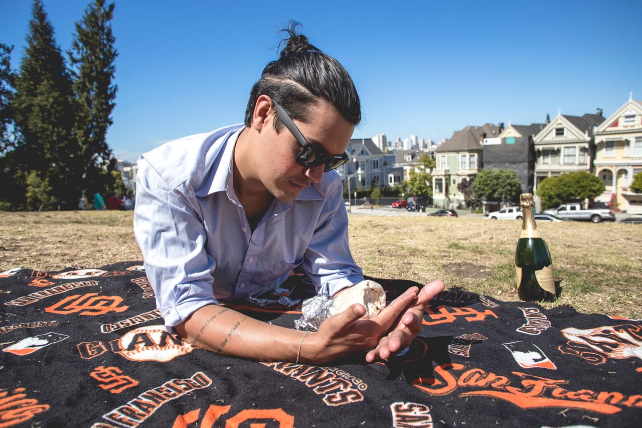 Esta es de las fotos más amorosas. Quien no desea un día de picnic con el amor de su vida y un copa de champán.