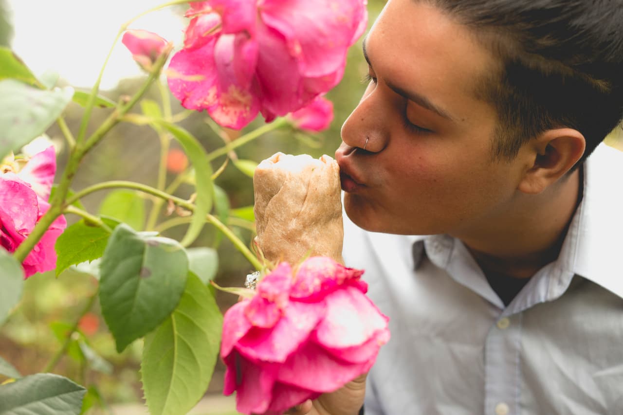 El amor es el sentimiento más bonito en la vida y en la cocina no se queda fuera. Existe un dicho que dice que de la vista nace el amor, lo que a muchos le pasa con deliciosos platillos; tal vez es lo que le sucedió a este hombre que se comprometió con un burrito.