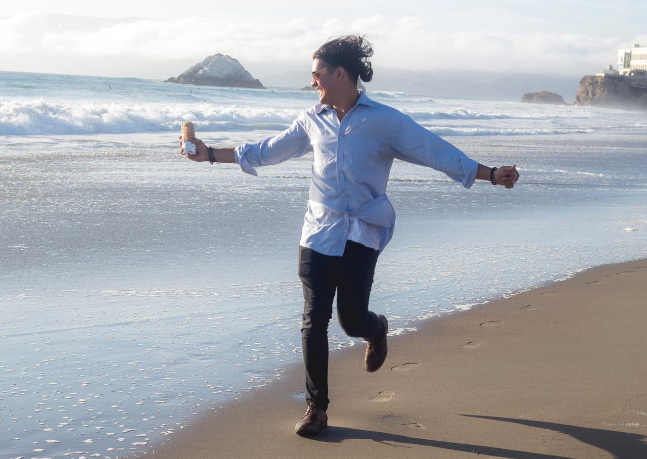 Diversión pura, de la mano para toda la vida con su burrito.