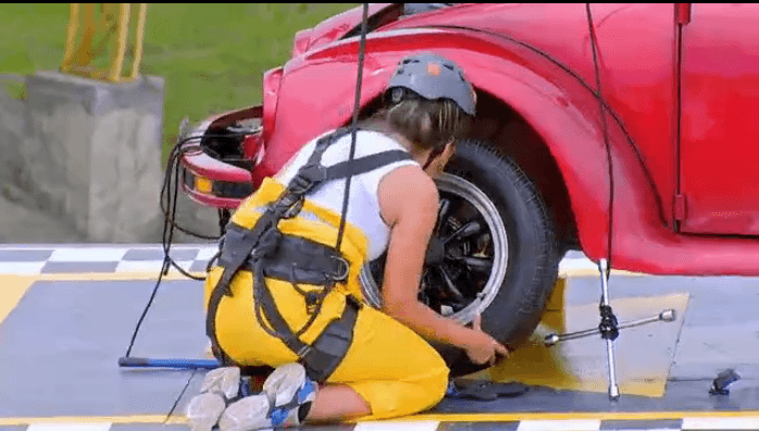 La primera prueba fue cambiar una llanta y mientras otras parejas se desesperaron por no lograr el reto, ellos se trataron con amor y comprensión. Ana por ejemplo se refiere a él como "Mi bello". Aún cuando no la completaron.