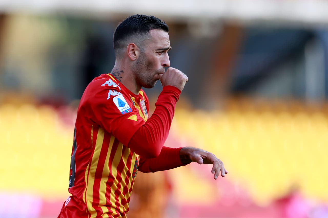 Benevento y Napoli se midieron pero los de San Paolo se llevan la victoria 2-1. Los hermanos Insigne brillaron y cada uno anotó para su equipo, pero el gol de la diferencia lo hace Andrea Petarga al minuto 67. El mexicano Hirving Lozano tuvo 58 minutos en la cancha durante la sexta jornada de la Serie A.