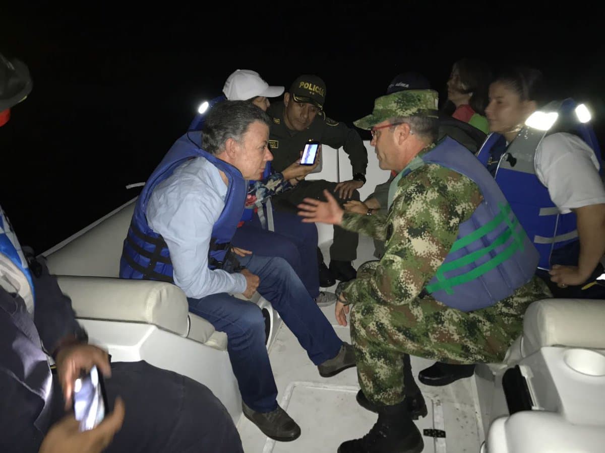 "Operaciones de rescate continuarán durante la noche. Organismos de socorro y
<a href="https://twitter.com/PoliciaColombia">@<b>PoliciaColombia</b></a> mantendrán esfuerzos para hallar desaparecidos", indicó el presidente Santos en Twitter.