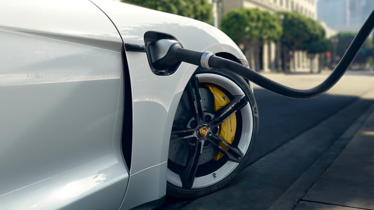 Porsche colaborará con Electrify America y Electrify Canada para 
<b>incrementar el número de estaciones de carga</b> en Norteamérica.