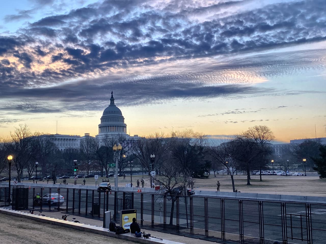 Los terrenos del edificio del Capitolio están rodeados por una valla de seguridad erigida después del ataque, similar a la levantada alrededor de la Casa Blanca hace meses cuando estallaron protestas contra la brutalidad policial y el racismo.