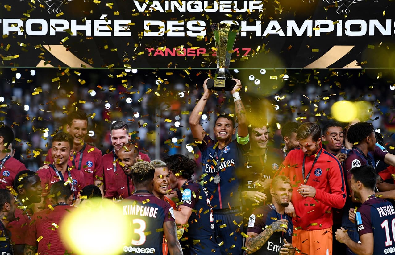 Así levantó el trofeo el equipo francés, que le permite iniciar con pie derecho la temporada.