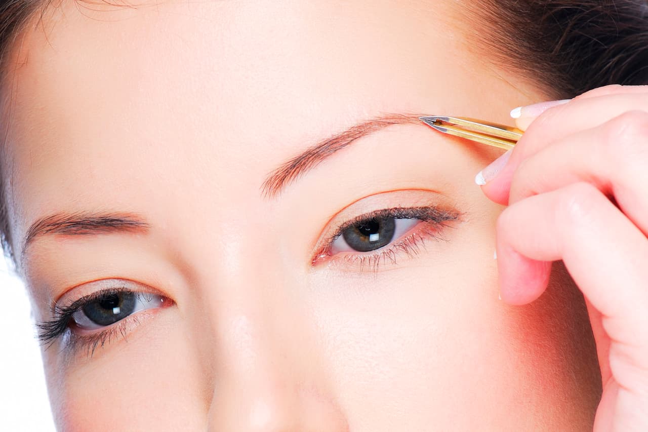 <b>Sacar demasiadas cejas con las pinzas </b>
<br>En el afán de conseguir un arco marcado, algunas mujeres abusan y retiran cejas de más. El resultado: un arco demasiado angosto.
<b> “Una ceja delgada te suma edad, pues con los años también se pierde pelo en esta zona. Por el contrario, la ceja ancha, pero con diseño, brinda un aspecto juvenil”</b>, afirma Angie Ramos, entrenadora de 
<a href="http://www.anastasiabeverlyhills.com/">Anastasia Beverly Hills,</a> y recomienda usar el suero 
<a href="http://www.sephora.com/brow-enhancing-serum-advanced-P302628">Brow Enhancing Serum</a> para nutrir esta zona.