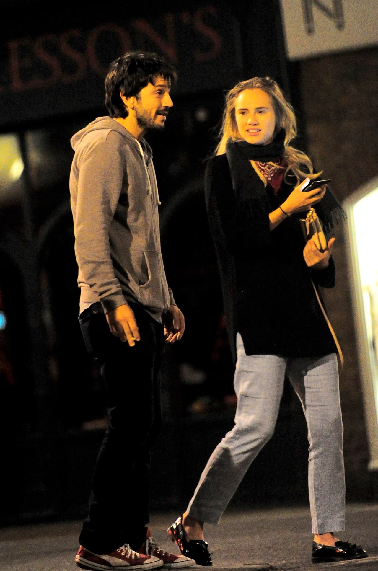 Hace unas semanas vimos a Suki Waterhouse con Diego Luna.