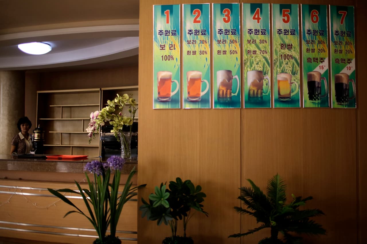 Los carteles que promocionan los diferentes tipos de cerveza Taedonggang en un bar de la capital norcoreana. La empresa tiene la capacidad de producir ocho estilos de cerveza diferentes, luego de que este año se incluyera en la lista una nueva bebida a base de trigo. Esta se iba a presentar en el festival de cerveza de Pyongyang, inaugurado en 2016, una atracción anual para turistas que fue suspendida sorpresivamente en 2017.