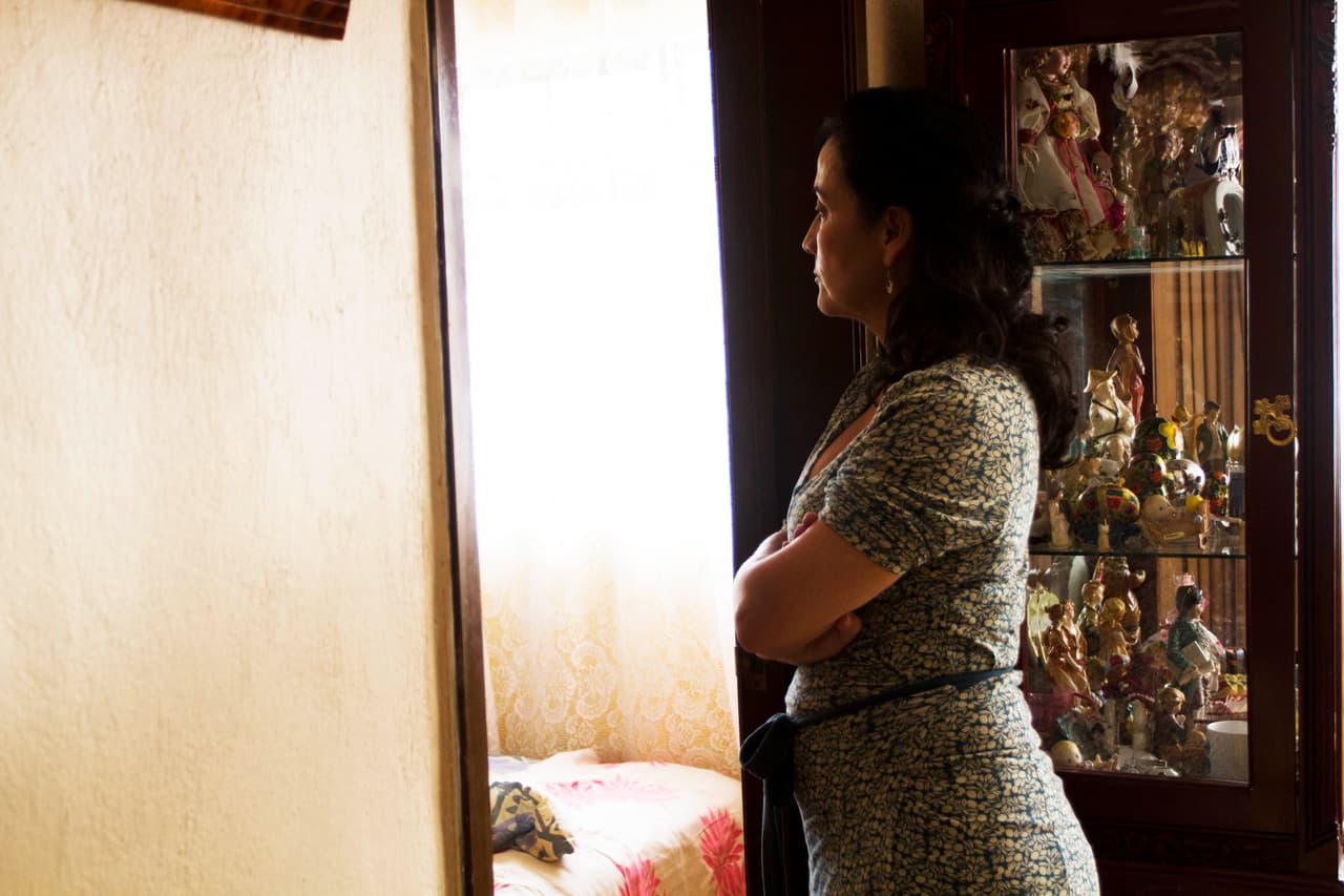 La mamá de Cindy se quedó al cuidado de Amanda y preocupada por la seguridad de su hija. ¿Será capaz de traicionarla con los Lucio?