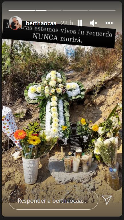 En el sitio dejaron una cruz decorada con flores y un pequeño altar con veladoras.
<br>