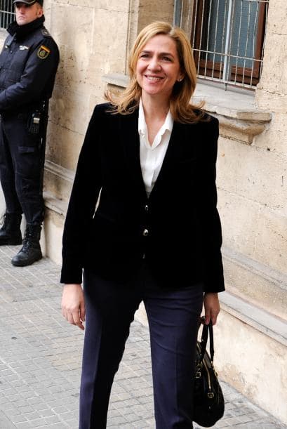 La infanta Cristina explicó durante seis horas y media de declaración judicial por el caso Nóos que se desentendió de la gestión de Aizoon, la empresa que creó al 50 % con Iñaki Urdangarin, porque confiaba plenamente en su marido, informaron fuentes jurídicas. La infanta se desligó de la administración de la sociedad familiar y aseguró que no participó en ninguna actividad del Instituto Nóos, la entidad a través de la cual Urdangarin presuntamente malversó fondos públicos. Durante el detallado interrogatorio de Castro, el primer juez que ha imputado a un miembro de la Familia Real española, la infanta admitió que hizo gastos personales con la tarjeta de crédito de Aizoon, porque entendía que no era ilegal y ha detallado que dispone de tres o cuatro tarjetas de esa clase, negando que ella o su marido tengan ninguna cuenta en paraísos fiscales y que el motivo de su presencia en la empresa que compartía con su marido fuese actuar de escudo ante Hacienda, algo que hubiera rechazado por principios. También aseguró que cuando el asesor del Rey José Manuel Romero le pidió en 2006 a Urdangarin que abandonara el Instituto Nóos, ella entendió que se trataba de evitar la mala imagen que podía acarrear que la entidad se viera envuelta en polémicas políticas, pero no pensó que su marido hiciera nada ilícito. Ella dijo que los 1,2 millones de euros que recibió de su padre para la compra de la casa del matrimonio en la ciudad de Barcelona son un préstamo que está devolviendo poco a poco.