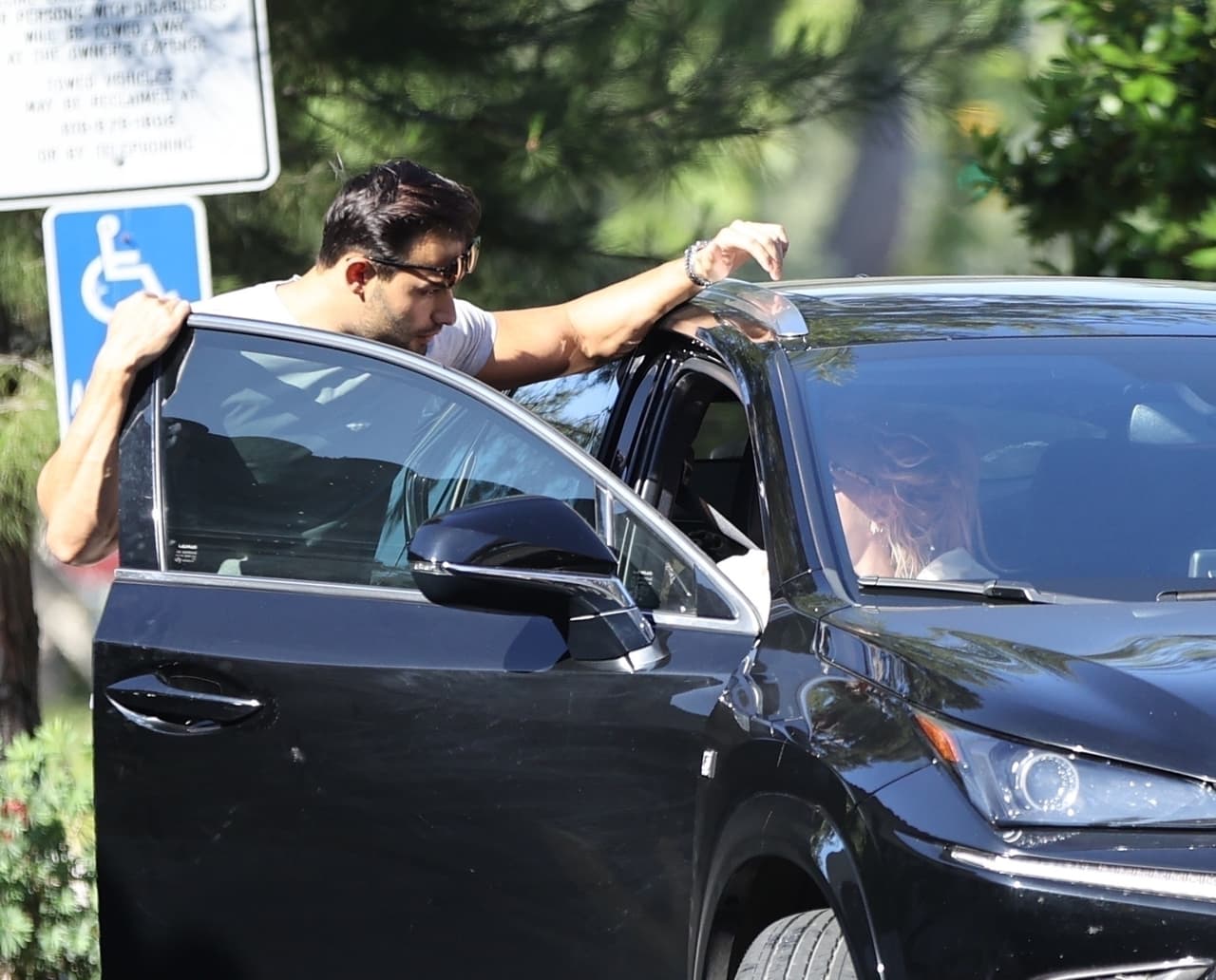 De acuerdo con información de TMZ, la pareja fue captada mientras tomaban el sol.
<br>