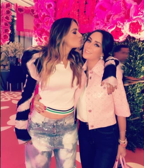 Mientras varios colegas aparecieron en la cuenta de Instagram de Inés Gómez Mont para brindarle su apoyo, Galilea Montijo prefirió guardar silencio y no le dejó comentario alguno. Tampoco le dio 'me gusta' al comunicado que emitió esta semana su comadre, según constató 
<b>Univision Digital </b>este jueves 30. 
<br>